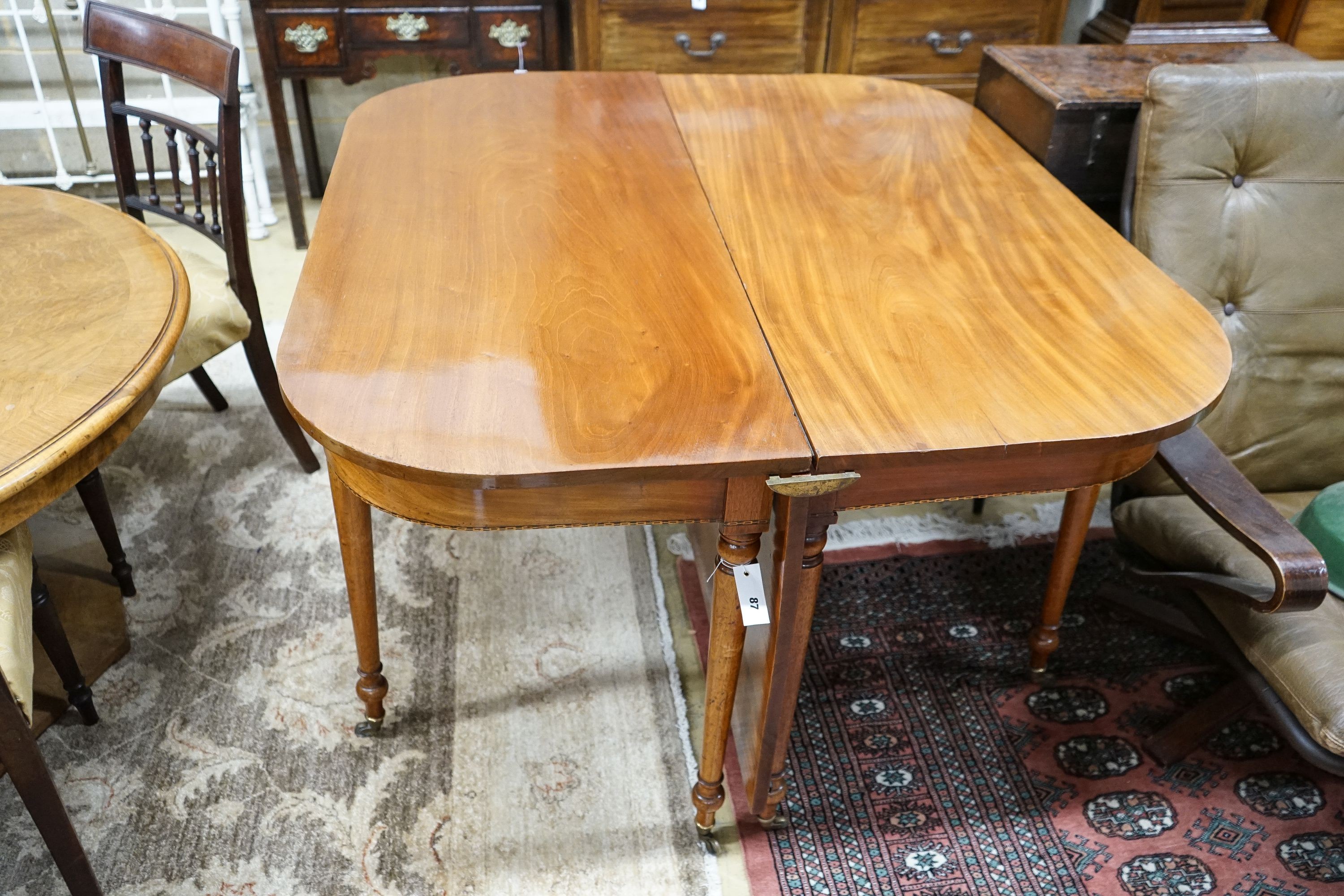 A Regency mahogany drop leaf extending dining table, closed 114cm, width 127cm, height 76cm